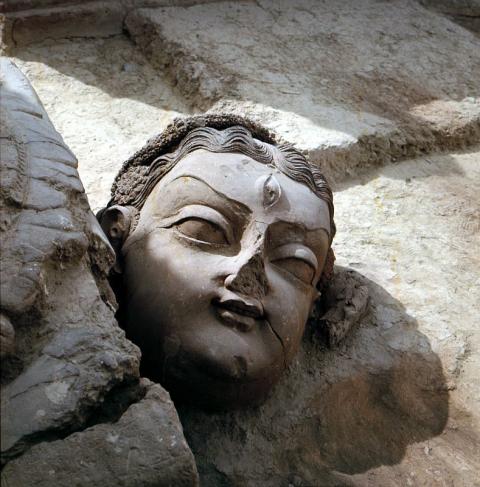 Kopf einer Göttin aus der späten Periode (8. Jh.) des buddhistischen Heiligtums von Tapa Sardar (bei Ghazni, Zabulistan). Bemalter Ton, H. ca. 64 cm. (©: Rom, IsIAO)